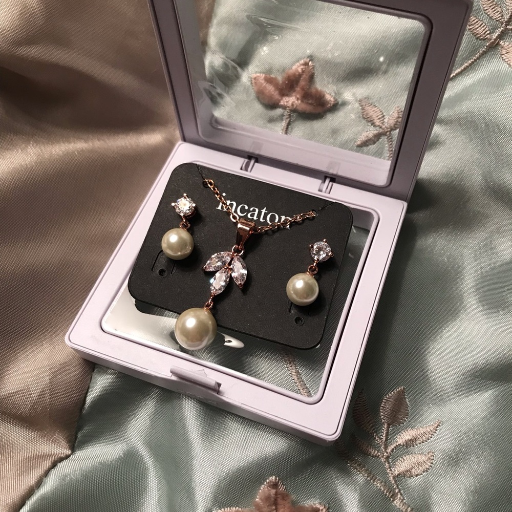 Necklace and earring set